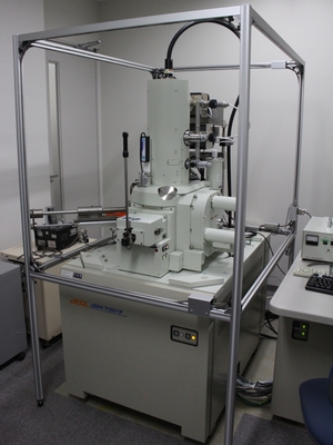 電界放射型走査電子顕微鏡（日本電子 JSM-7001F）